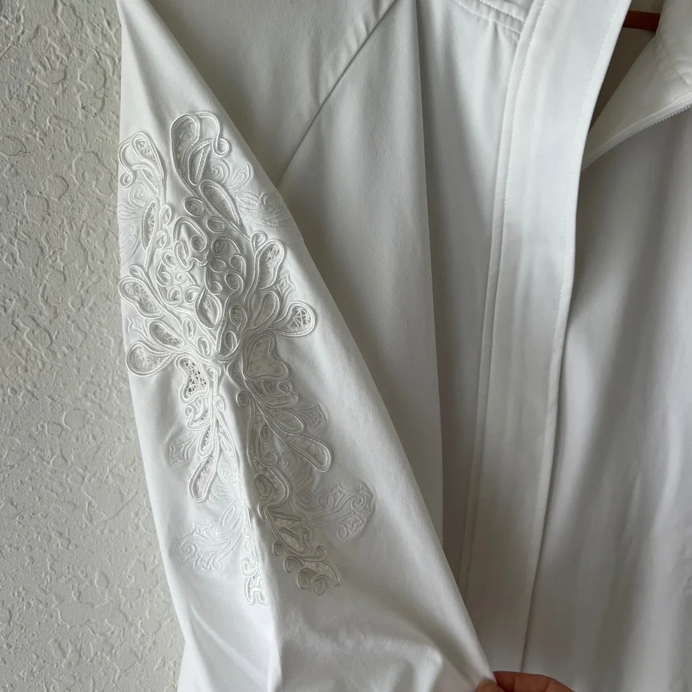 Chico's Zenergy White Embroidered Sleeve Zip Jacket Size 2 L 12/14 Athleisure